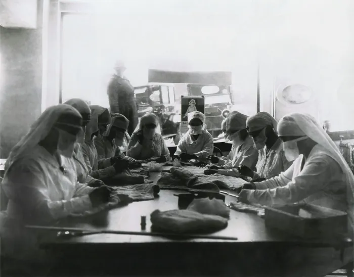 Framed Print : Spanish Flu Epidemic 1918-1919 in America. Red Cross workers in Seattle, Washington making face masks for use by citizens in Dec. 1918 (BSLOC_2016_11_105) Framed Print : Spanish Flu Epidemic 1918-1919 in America. Red Cross workers in Seattle, Washington making face masks for use by citizens in Dec. 1918 (BSLOC_2016_11_105)