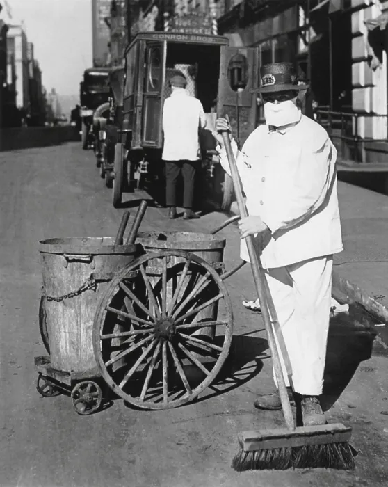 Framed Print : Spanish Flu Epidemic 1918-1919 in America. New York City street cleaner who heeded the Health Boards admonition to wear gauze masks