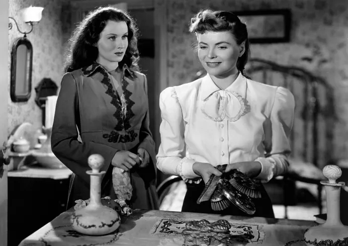 Framed Print : THE SPIRAL STAIRCASE, from left: Rhonda Fleming, Dorothy McGuire, 1946 Framed Print : THE SPIRAL STAIRCASE, from left: Rhonda Fleming, Dorothy McGuire, 1946