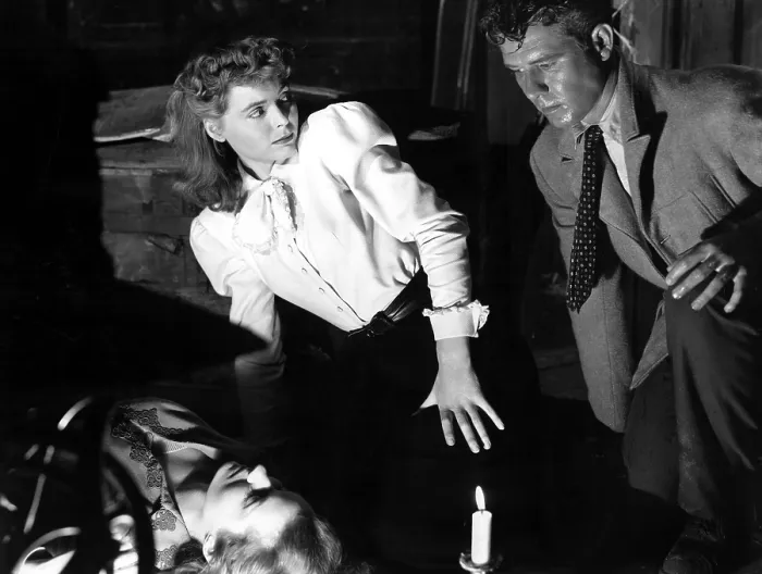 Framed Print : THE SPIRAL STAIRCASE, Rhonda Fleming, Dorothy McGuire, Gordon Oliver, 1946 Framed Print : THE SPIRAL STAIRCASE, Rhonda Fleming, Dorothy McGuire, Gordon Oliver, 1946