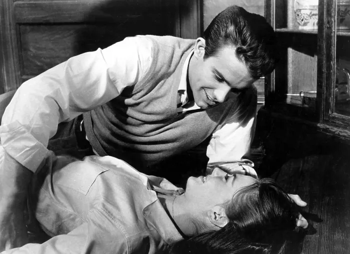 Framed Print : SPLENDOR IN THE GRASS, Warren Beatty, Natalie Wood, 1961