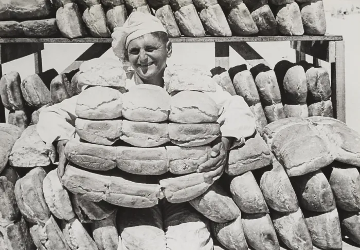 Framed Print : Stacks of newly-baked loaves ready for British troops in the Western Desert. Most of the men working in the bakery were recruited from exiled French bakers. Ca