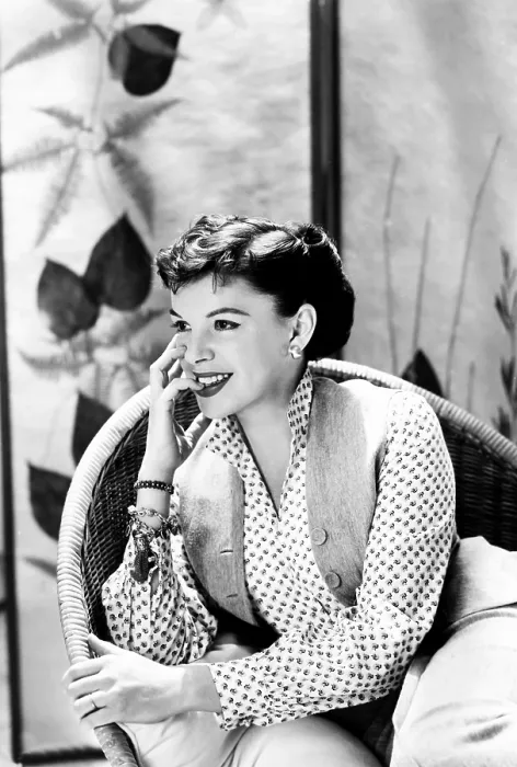 Framed Print : A STAR IS BORN, Judy Garland, 1954