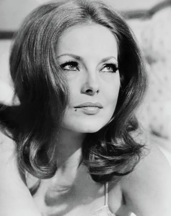 Framed Print : THE STATUE, Virna Lisi, 1971 Framed Print : THE STATUE, Virna Lisi, 1971