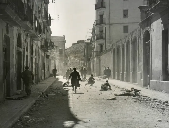 Framed Print : Street fighting in an unidentified Spanish city. It is not known for which side these soldiers are fighting. Spanish Civil War. July 1936-March 1939. (BSLOC_2014_7_45)