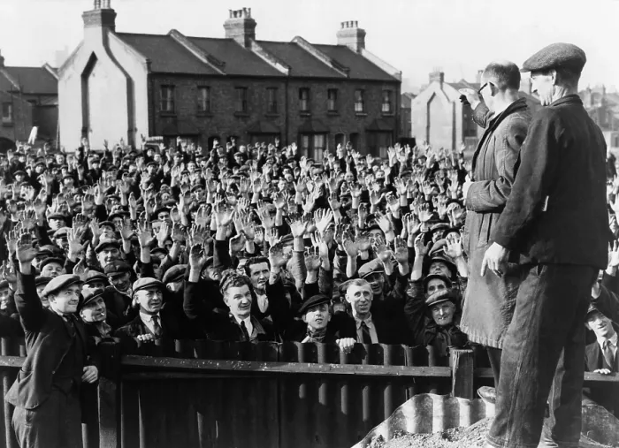 Framed Print : Strikers at the Royal Albert Docks, London, raising their hands in a vote of confidence for strike leader Thomas Powell, seen in right foreground, wearing glasses. 1945