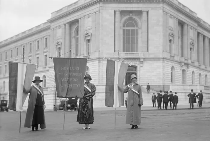Framed Print : Suffragettes picketing the Senate Office Building in Washington in 1918. Left to right: Mildred Gilbert, Pauline Floyd, Vivian Pierce