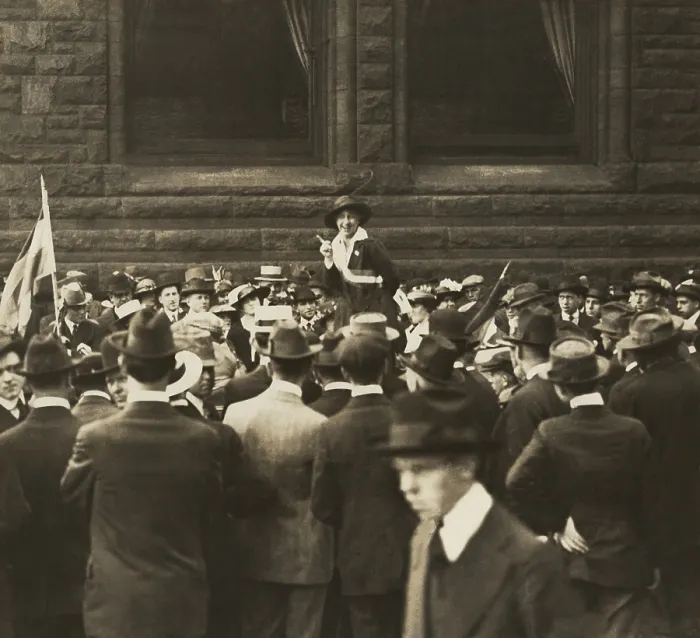 Framed Print : Suffragist Mabel Vernon speaking to large crowd of men an Open-Air Meeting in Chicago