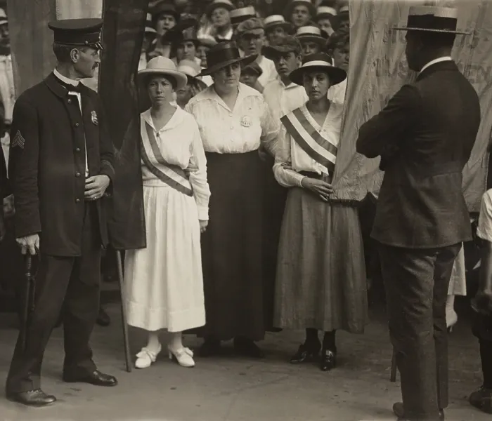 Framed Print : Suffragists Catherine Flanagan (left) and Madeleine Watson (right) of the militant National Woman's Party being arrested as they picket the White House East Gate