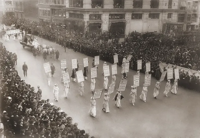 Framed Print : Suffragists marching, probably in New York City in 1913 Framed Print : Suffragists marching, probably in New York City in 1913