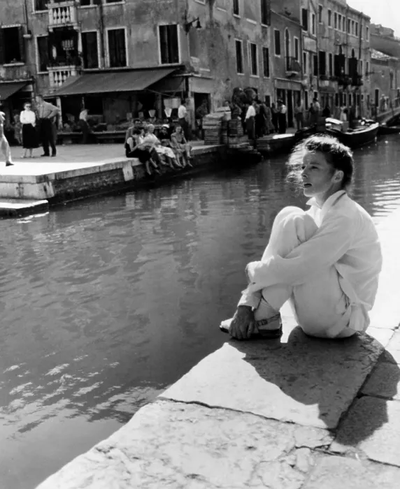 Framed Print : SUMMERTIME, (aka SUMMER MADNESS), Katharine Hepburn, on location in Venice, 1955 Framed Print : SUMMERTIME, (aka SUMMER MADNESS), Katharine Hepburn, on location in Venice, 1955