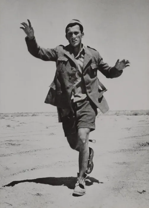 Framed Print : Surrendering Italian infantryman running towards a British patrol in Libya. Ca. 1940-42. (BSLOC_2013-12_140) Framed Print : Surrendering Italian infantryman running towards a British patrol in Libya. Ca. 1940-42. (BSLOC_2013-12_140)