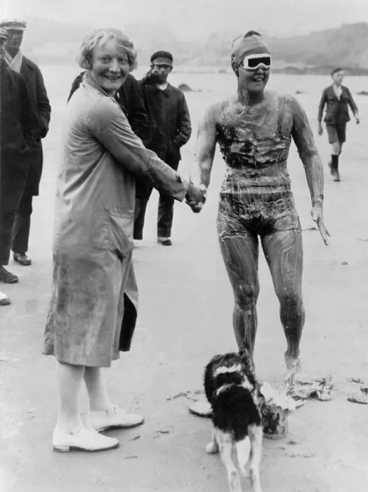 Framed Print : Swimmer Gertrude Ederle, at Cape Griz Nez, France, beginning her successful attempt to swim the English Channel, August 6, 1926