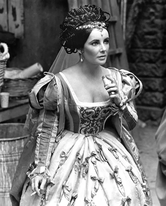 Framed Print : THE TAMING OF THE SHREW, Elizabeth Taylor, on-set, 1967