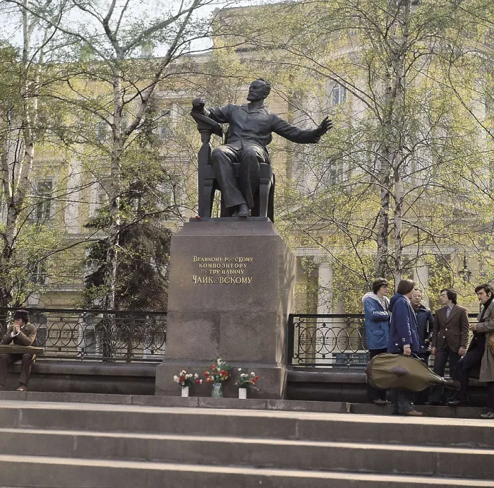 Framed Print : TCHAIKOVSKY, Pyotr Ilych (1840-1893). Monument to Tchaikovsky in front of the National Conservatory Pyotr Ilyich Tchaikovsky at Moscow. Sculpture on bronze. RUSSIA. MOSCOW
