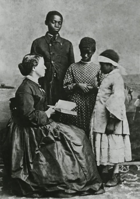 Framed Print : Teacher Laura M. Towne, a founder of the Penn School, with students Dick, Maria, and Amoretta