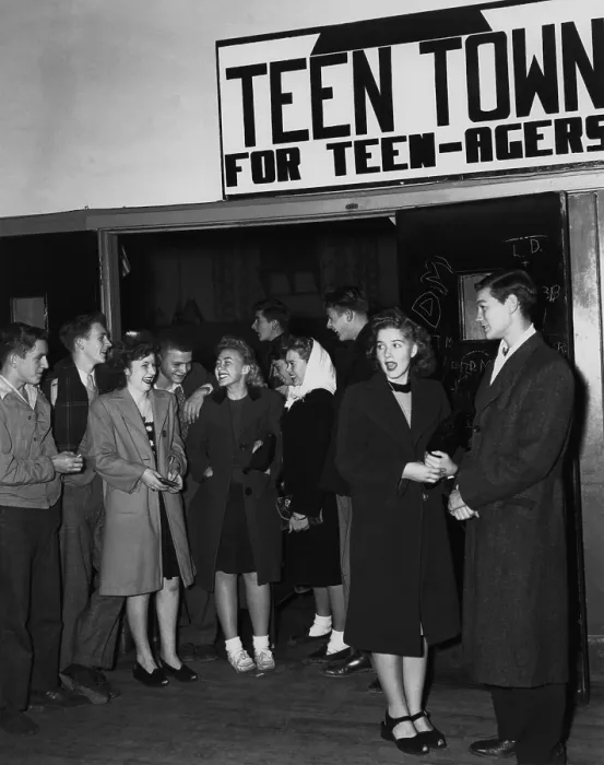 Framed Print : Teenagers gathering at Teen Town Recreation Hall at Oak Ridge, Tennessee. The city had separate community facilities for White and African American teenagers. Nov. 29, 1945