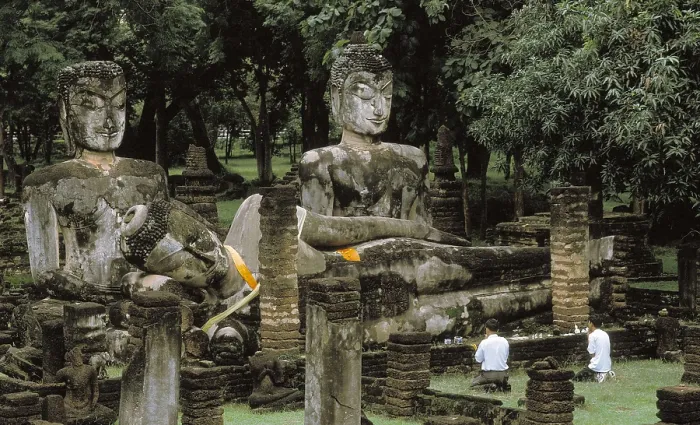 Framed Print : THAILAND. NORTHERN REGION. SUKHOTHAI. Khamphaeng Phet. Wat Phra Kaeo (1785) or Temple of the Emerald Buddha. Three colossal statues of Buddha Framed Print : THAILAND. NORTHERN REGION. SUKHOTHAI. Khamphaeng Phet. Wat Phra Kaeo (1785) or Temple of the Emerald Buddha. Three colossal statues of Buddha