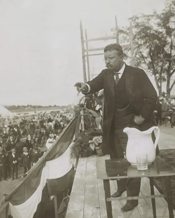 Framed Print : Theodore Roosevelt delivering a speech, Concord, N.H. during his New England tour, August 28, 1902