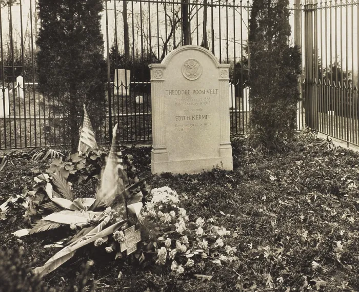 Framed Print : Theodore Roosevelt's grave, at Youngs Memorial Cemetery in Oyster Bay. His wife Edith, eventually joined him, 29 years later in 1948 (BSLOC_2017_6_88)