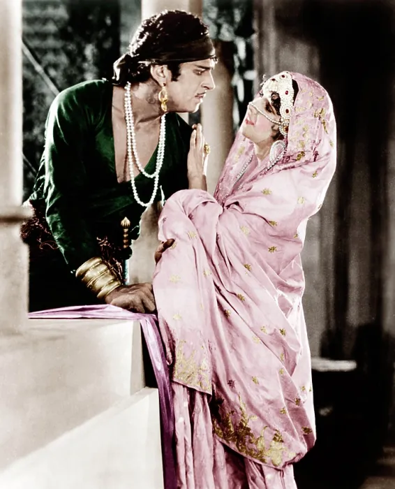 Framed Print : THE THIEF OF BAGDAD, from left: Douglas Fairbanks, Sr. Julanne Johnston, 1924