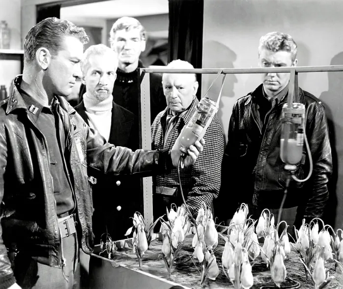 Framed Print : THE THING FROM ANOTHER WORLD, Kenneth Tobey, Robert Cornthwaite, John Dierkes, Edmund Breon, James Young, 1951 Framed Print : THE THING FROM ANOTHER WORLD, Kenneth Tobey, Robert Cornthwaite, John Dierkes, Edmund Breon, James Young, 1951