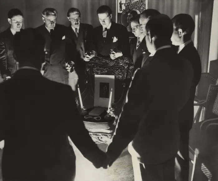 Framed Print : Thirteen magicians clasping hands in a midnight sance to contact the deceased Harry Houdini, on Halloween, 1946 Framed Print : Thirteen magicians clasping hands in a midnight sance to contact the deceased Harry Houdini, on Halloween, 1946