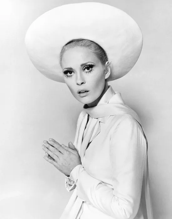 Framed Print : THE THOMAS CROWN AFFAIR, Faye Dunaway, 1968 Framed Print : THE THOMAS CROWN AFFAIR, Faye Dunaway, 1968