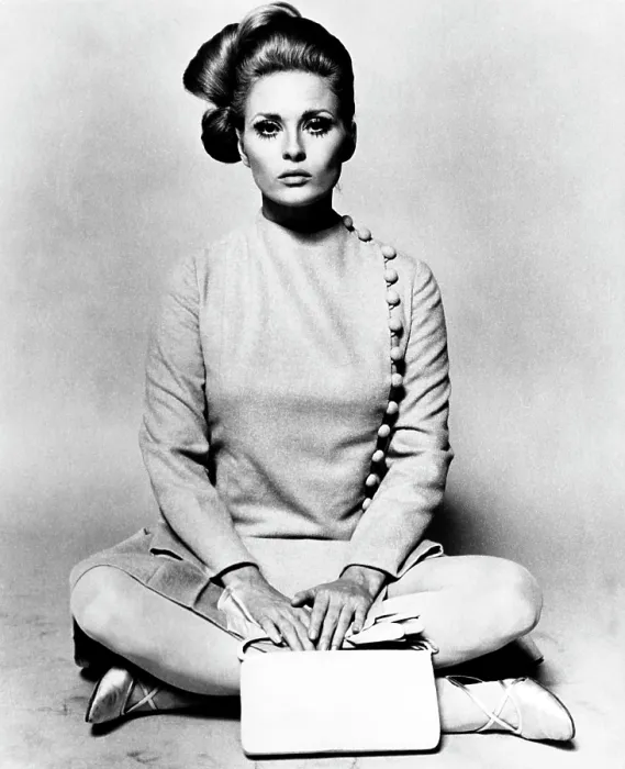 Framed Print : THOMAS CROWN AFFAIR, Faye Dunaway, 1968 Framed Print : THOMAS CROWN AFFAIR, Faye Dunaway, 1968