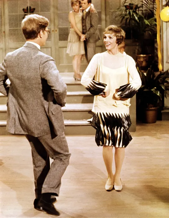 Framed Print : THOROUGHLY MODERN MILLIE, James Fox, Julie Andrews, 1967 Framed Print : THOROUGHLY MODERN MILLIE, James Fox, Julie Andrews, 1967