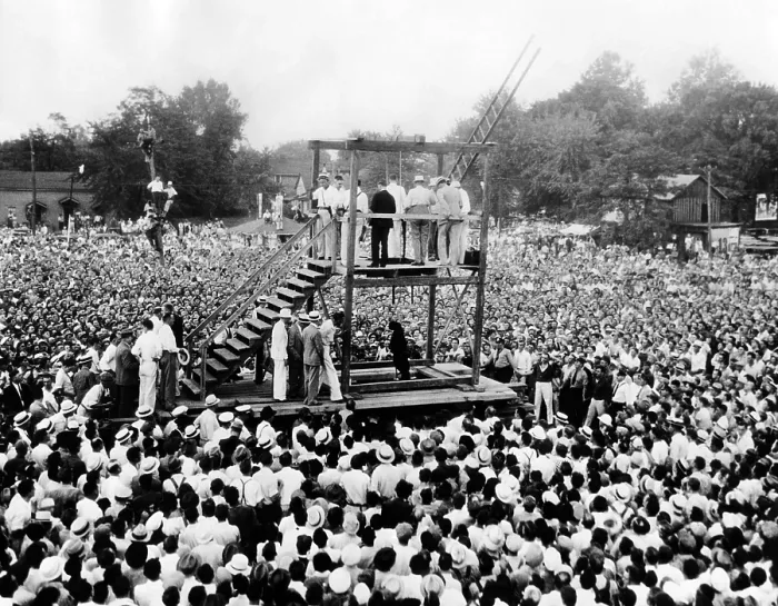 Framed Print : Thousands witness the public hanging of African American, Rainey Bertha, age 22. It was the last public hanging in the United States. Owensboro, Kentucky. Aug. 14, 1936