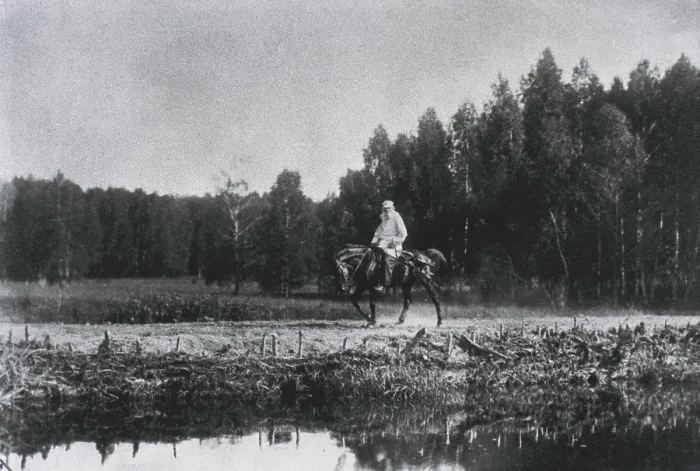 Framed Print : TOLSTOY, Lev Nikolayevich, Leo (1828-1910). Portrait of Leo Tolstoy riding a horse along the surroundings of his house in 1909. RUSSIA. TULA. Ysnaia Poliana. Tolstoy House Museum