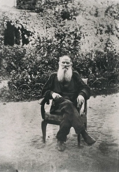 Framed Print : TOLSTOY, Lev Nikolayevich, Leo (1828-1910). Portrait of Leo Tolstoy at his house's gardens in Yasnaya Poliana, where he lived between 1862 and 1910. RUSSIA. TULA