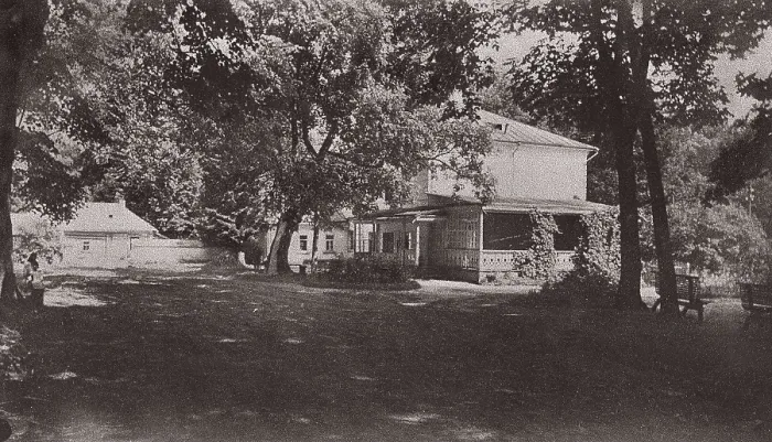Framed Print : TOLSTOY, Lev Nikolayevich, Leo (1828-1910). Yasnaia Poliana, Leo Tolstoy's house, where he lived between 1862 and 1910. RUSSIA. TULA. Ysnaia Poliana. Tolstoy House Museum