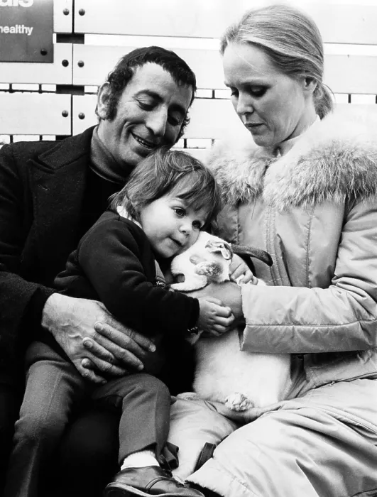 Framed Print : Tony Bennett, daughter Joanna, wife Sandra at Regents Park Zoo, London, January 25, 1972.. Courtesy: CSU Archives  /  Everett Collection