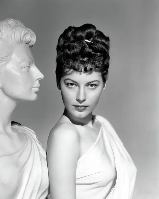 Framed Print : ONE TOUCH OF VENUS, Ava Gardner, portrait with Greek statue, 1948 Framed Print : ONE TOUCH OF VENUS, Ava Gardner, portrait with Greek statue, 1948