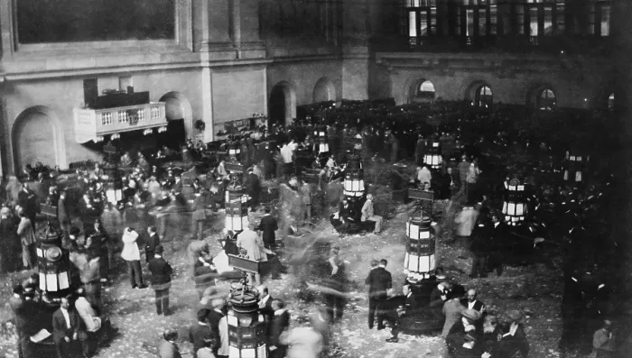 Framed Print : The trading floor of the New York Stock Exchange secretly shot with a camera hidden in the photographer's sleeve in 1907. (BSLOC_2010_18_31)