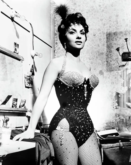 Framed Print : TRAPEZE, Gina Lollobrigida, on location in Paris, 1956