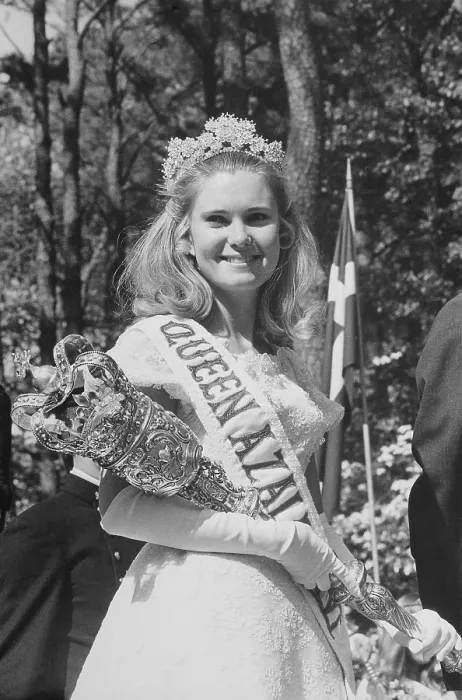 Framed Print : Tricia Nixon after being crowned Queen Azalea, by her father, President Richard Nixon on April 26, 1969 Framed Print : Tricia Nixon after being crowned Queen Azalea, by her father, President Richard Nixon on April 26, 1969