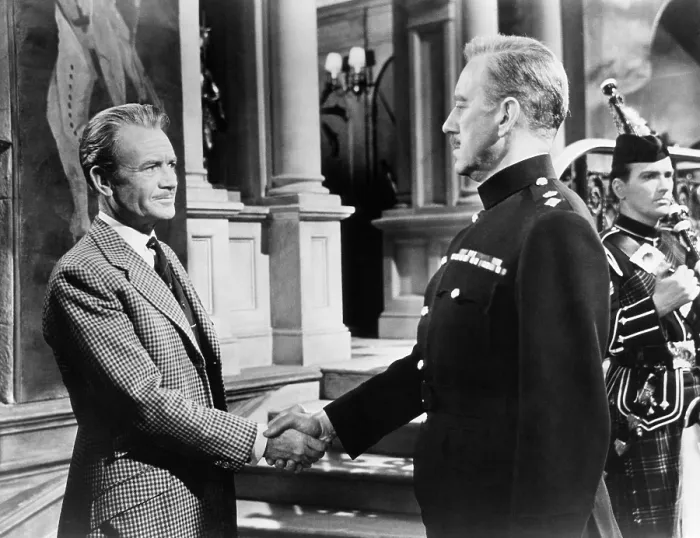 Framed Print : TUNES OF GLORY, John Mills, Alec Guinness, 1960 Framed Print : TUNES OF GLORY, John Mills, Alec Guinness, 1960