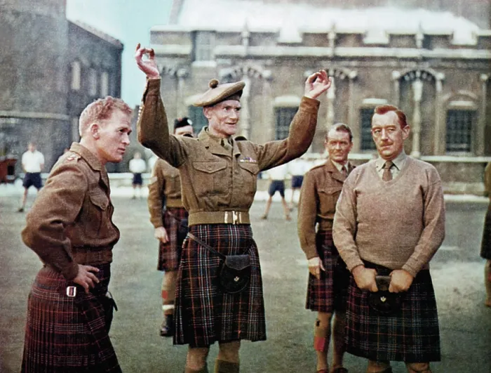 Framed Print : TUNES OF GLORY, from left, Gordon Jackson, John Mills, (background), Alec Guinness, 1960