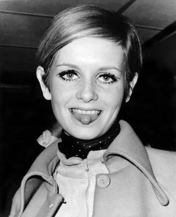 Framed Print : Twiggy at Kennedy airport, March 20, 1967