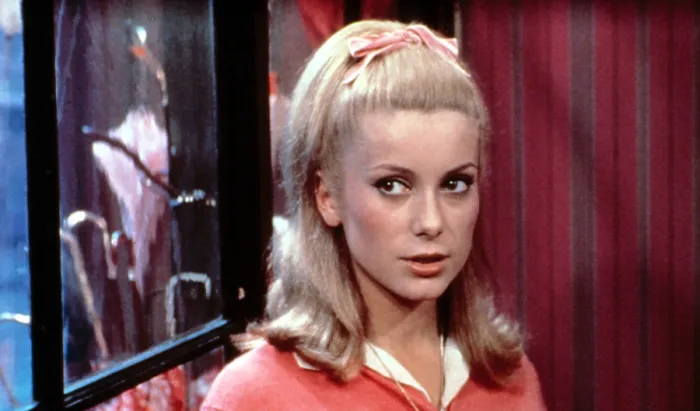 Framed Print : THE UMBRELLAS OF CHERBOURG, (aka LES PARAPLUIES DE CHERBOURG), Catherine Deneuve, 1964