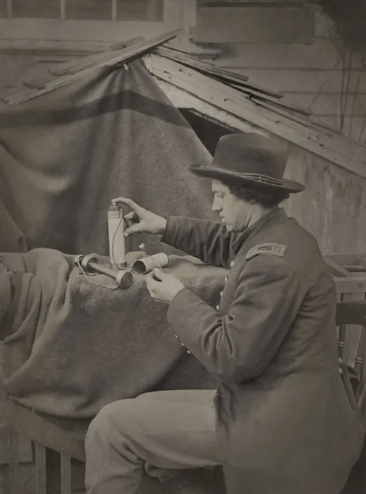 Framed Print : Union officer assembling Herman Haupts torpedo for wrecking Confederate wooden bridges during the US Civil War