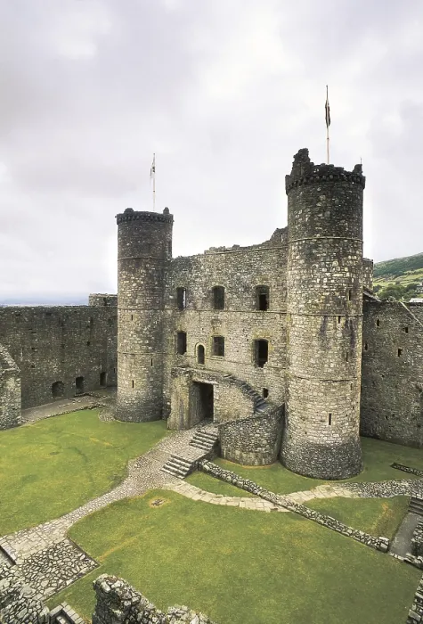 Framed Print : UNITED KINGDOM. WALES. GWYNEDD. Harlech. Harlech Castle (end 13th c.), by James of Saint George. AISA / Everett Collection**US SALES ONLY**