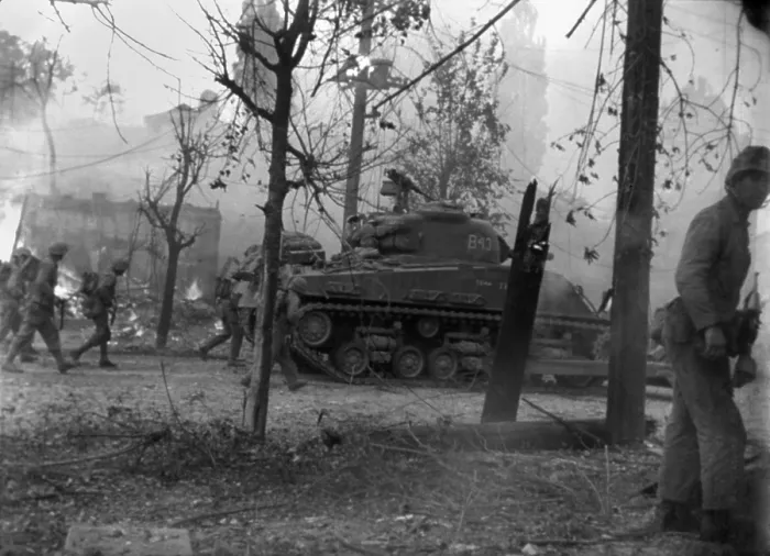 Framed Print : United Nations troops fighting on the outskirts of Seoul, Korea. Ca. Sept. 18-21, 1950 Framed Print : United Nations troops fighting on the outskirts of Seoul, Korea. Ca. Sept. 18-21, 1950