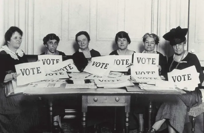 Framed Print : United States (1907). Suffragette women claiming the female right to vote. AISA / Everett Collection**US SALES ONLY** Framed Print : United States (1907). Suffragette women claiming the female right to vote. AISA / Everett Collection**US SALES ONLY**