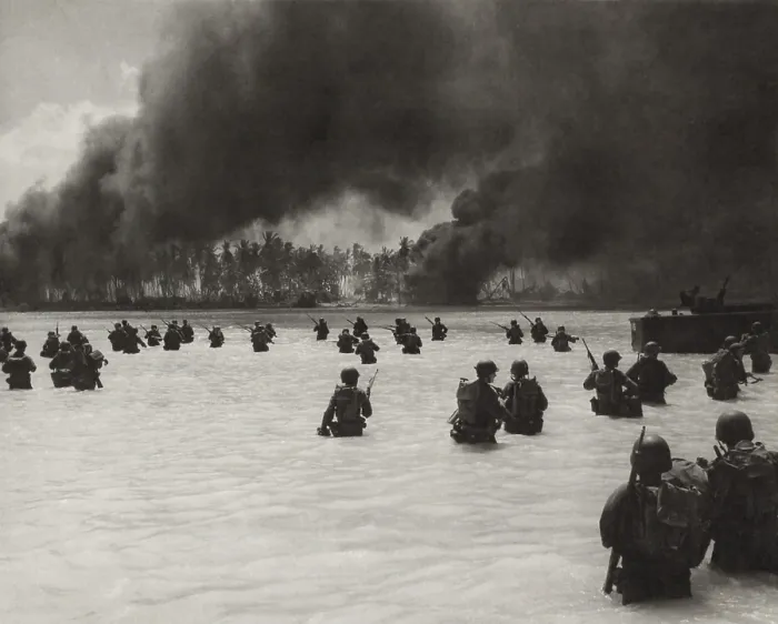 Framed Print : U.S. Army assault wave on Yellow Beach Two, Makin Island of the Tarawa Atoll. Green troops were under Japanese machine gun eight hundred yards away. Nov. 20, 1943, World War 2