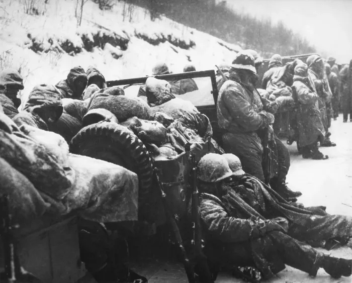 Framed Print : U.S. Marines of the 5th and 7th Regiments withdrew from besieged Yudam-Ni to Hagaru. In five days and nights of below-zero winds and icy roads, from Nov 28 to Dec