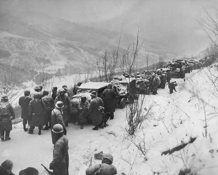 Framed Print : U.S. Marines of the 5th and 7th Regiments withdrew from besieged Yudam-Ni to Hagaru. In five days and nights of below-zero winds and icy roads, from Nov 28 to Dec Framed Print : U.S. Marines of the 5th and 7th Regiments withdrew from besieged Yudam-Ni to Hagaru. In five days and nights of below-zero winds and icy roads, from Nov 28 to Dec